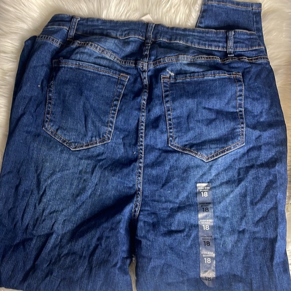 Plus Size High-Rise Skinny Jeans 👖 - Picture 12 of 13